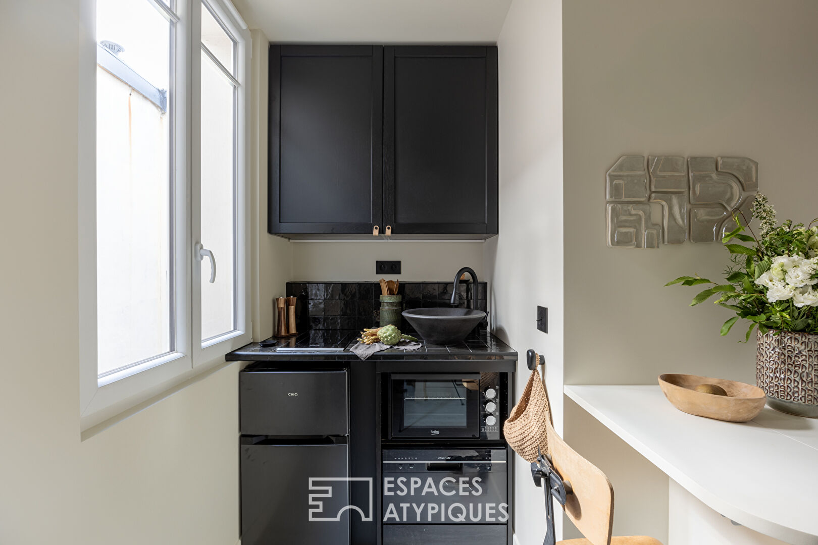 Studio, top floor with view over Rue Guynemer