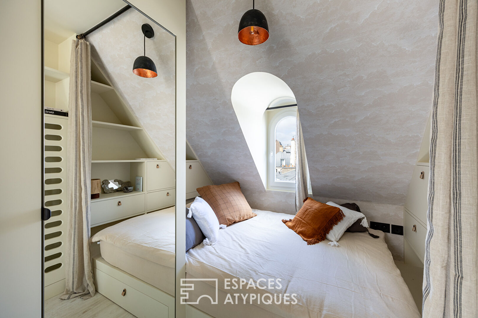 Studio, top floor with view over Rue Guynemer