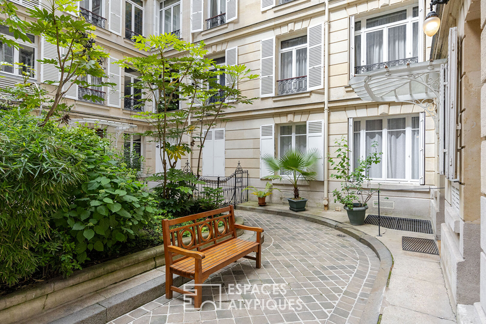 Studio, top floor with view over Rue Guynemer