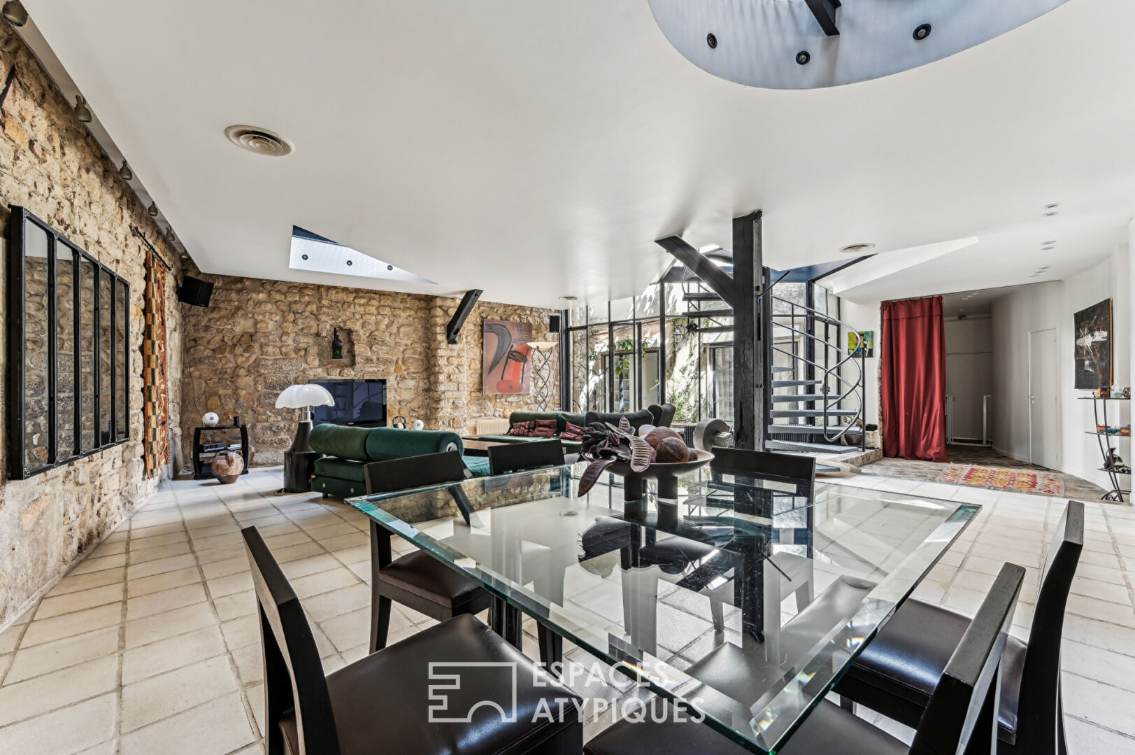 Loft with a glass roof, reminiscent of an artist’s studio, overlooking a courtyard and terrace near the Jardin des Plantes