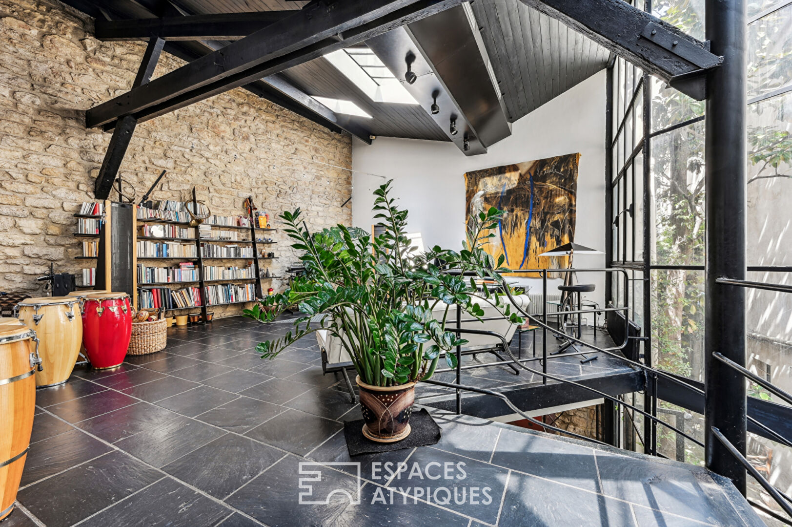 Loft with a glass roof, reminiscent of an artist’s studio, overlooking a courtyard and terrace near the Jardin des Plantes