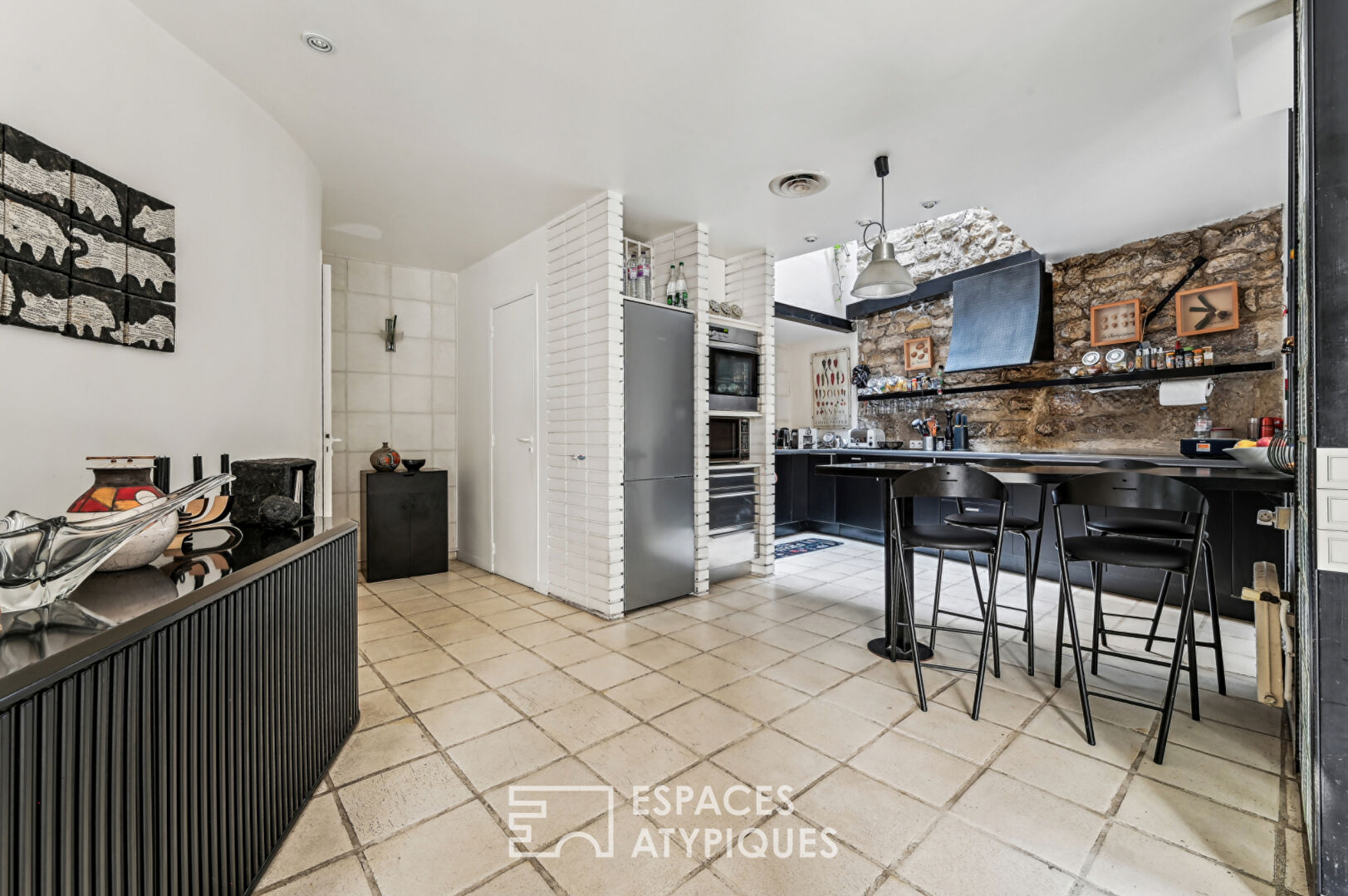Loft with a glass roof, reminiscent of an artist’s studio, overlooking a courtyard and terrace near the Jardin des Plantes