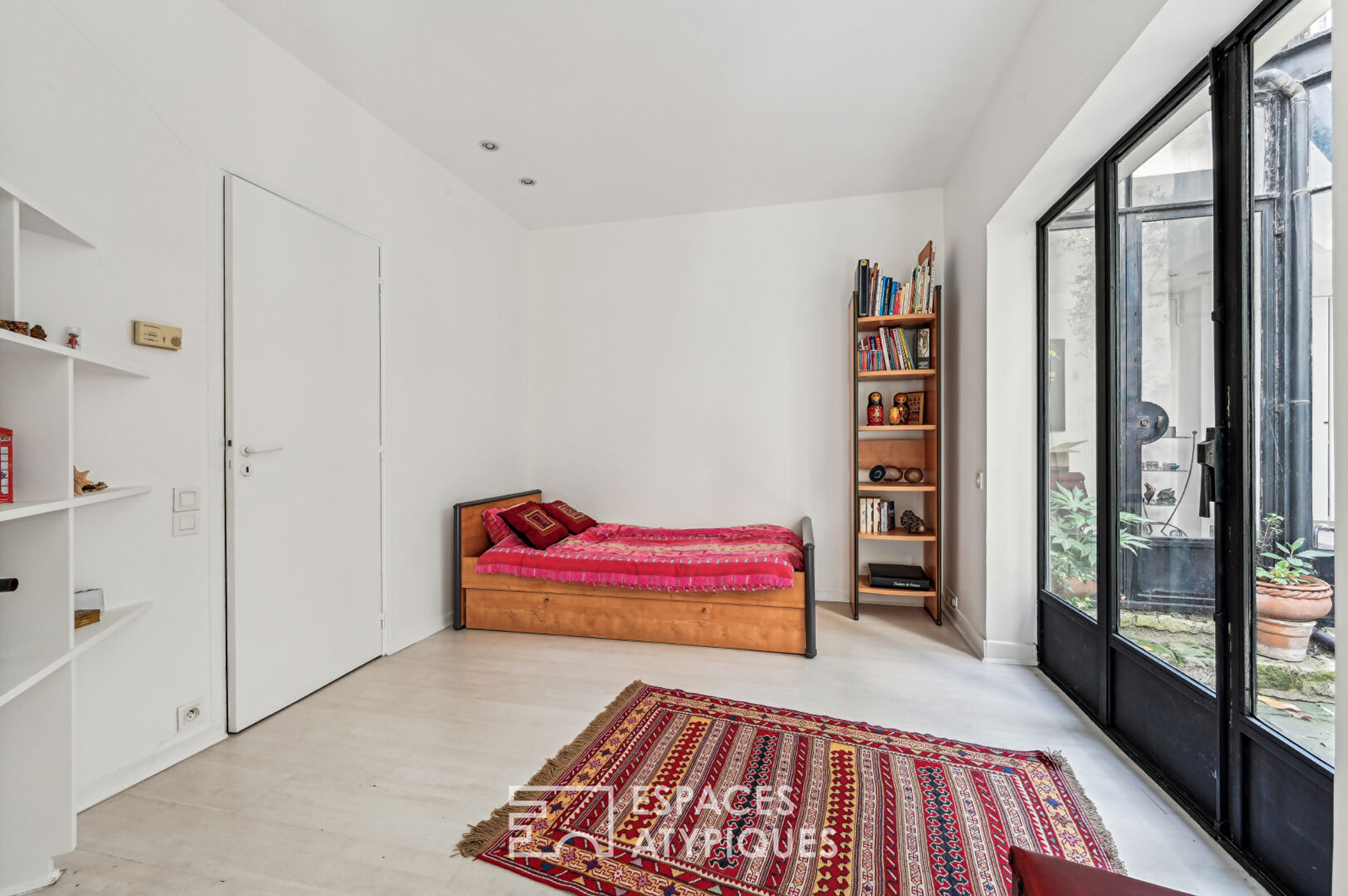 Loft with a glass roof, reminiscent of an artist’s studio, overlooking a courtyard and terrace near the Jardin des Plantes
