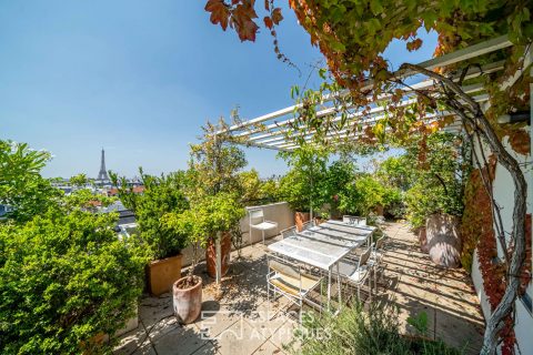 Duplex aux derniers étages avec terrasse vue Tour Eiffel