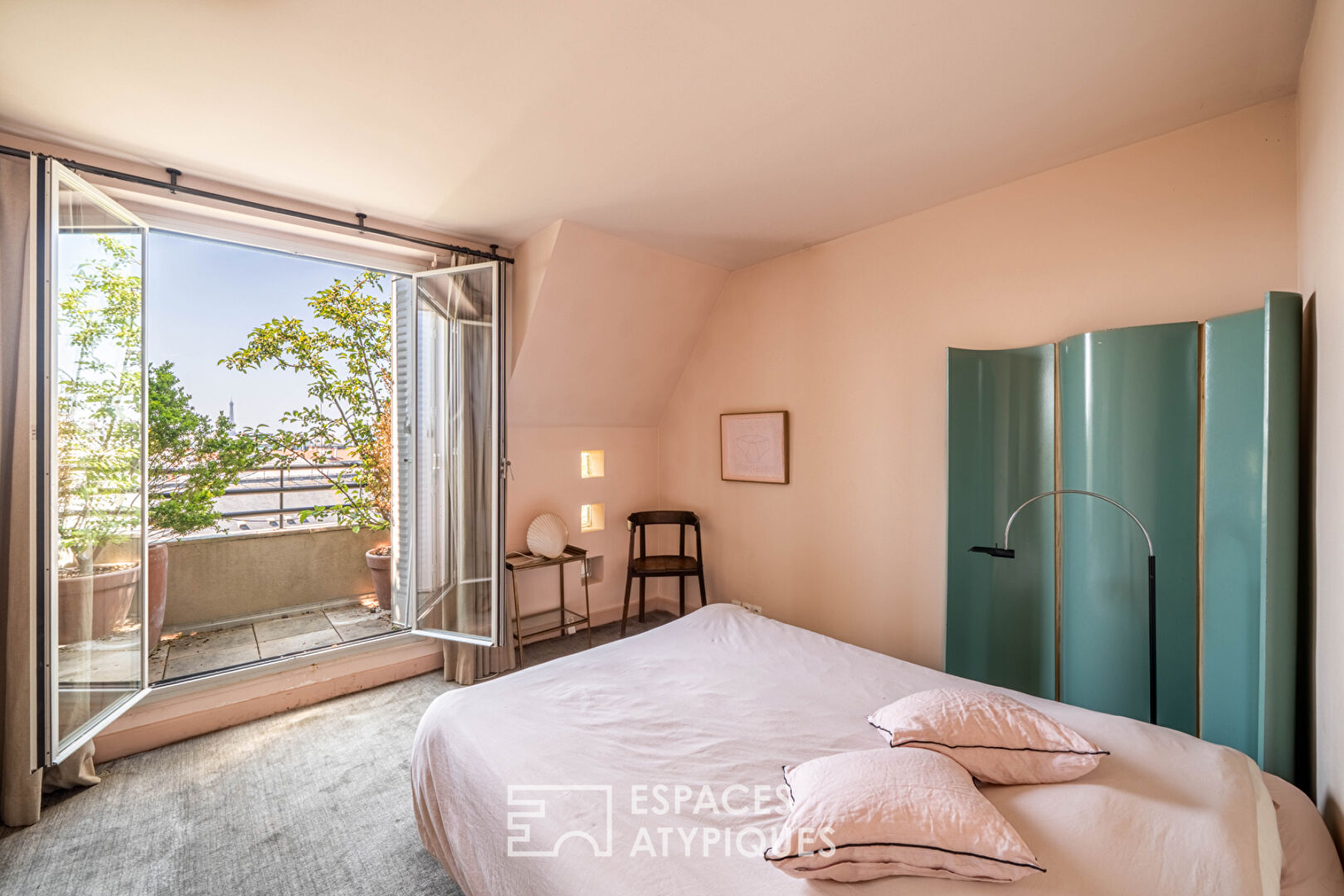 Duplex aux derniers étages avec terrasse vue Tour Eiffel