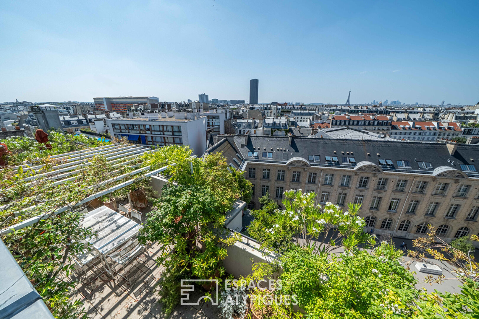 Duplex aux derniers étages avec terrasse vue Tour Eiffel