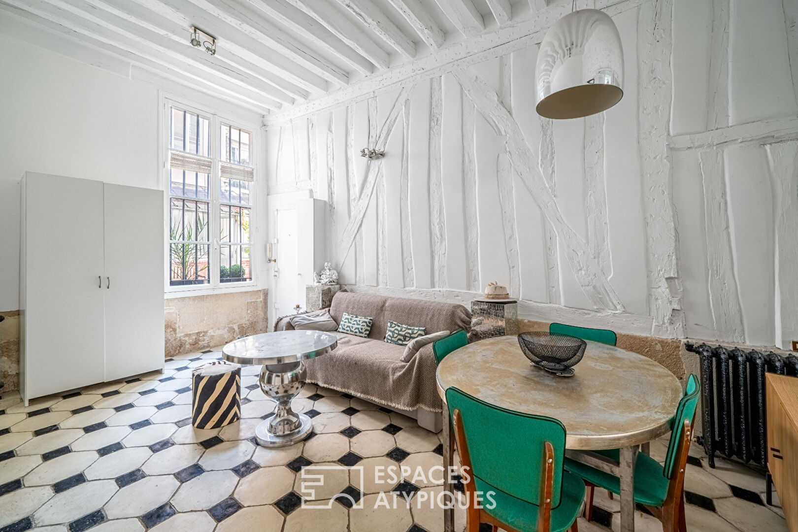 Appartement avec mezzanine sur cour quartier la Monnaie