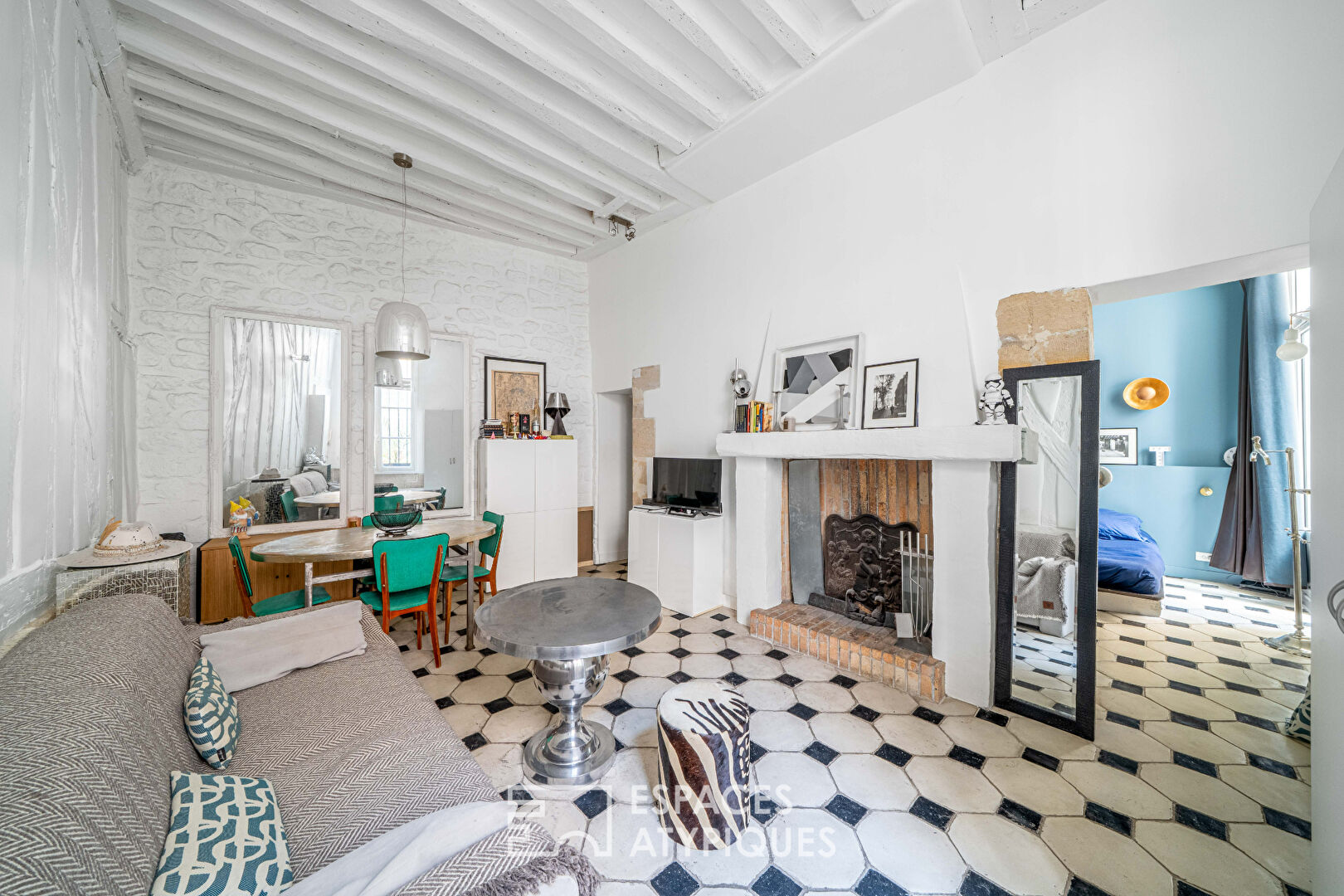 Appartement avec mezzanine sur cour quartier la Monnaie
