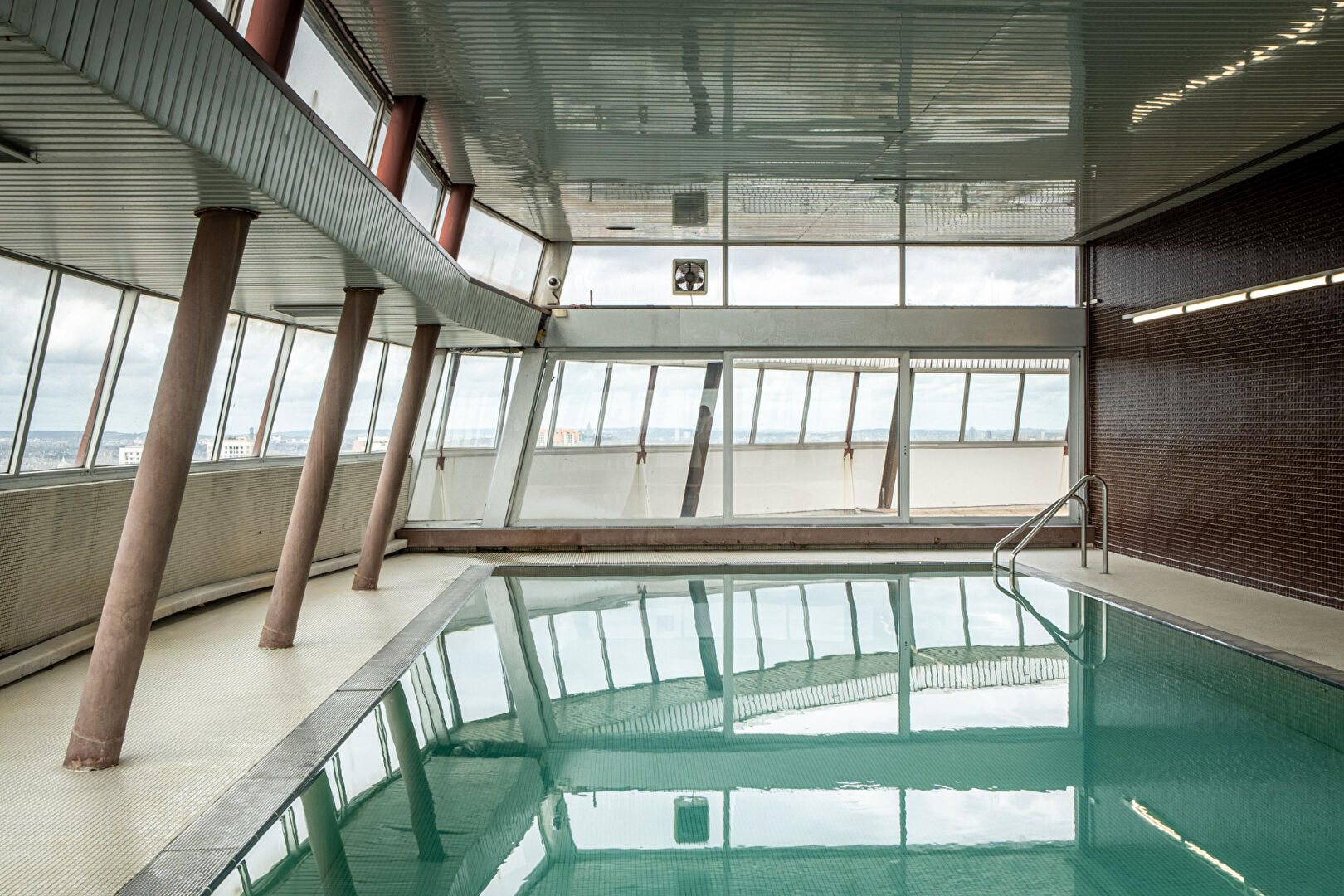 Appartement dans une tour d’architecte avec piscine au dernier étage – quartier Maison Blanche