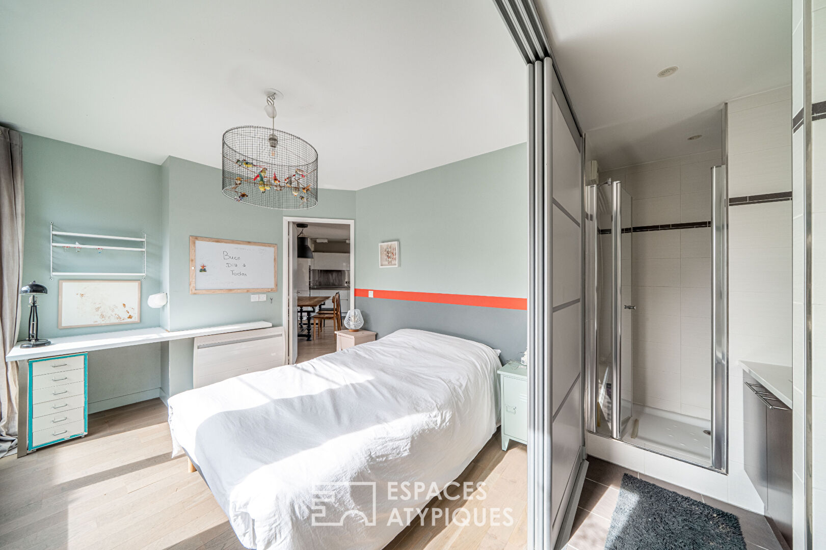 Dernier étage contemporain avec terrasses
