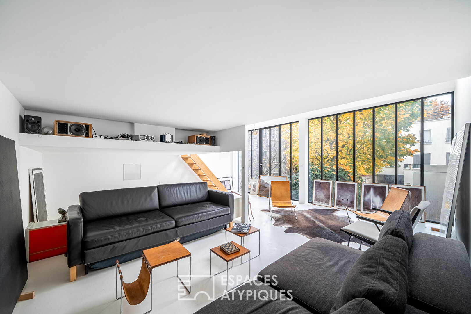 Architect-designed house at the back of the courtyard, with an artist’s studio feel