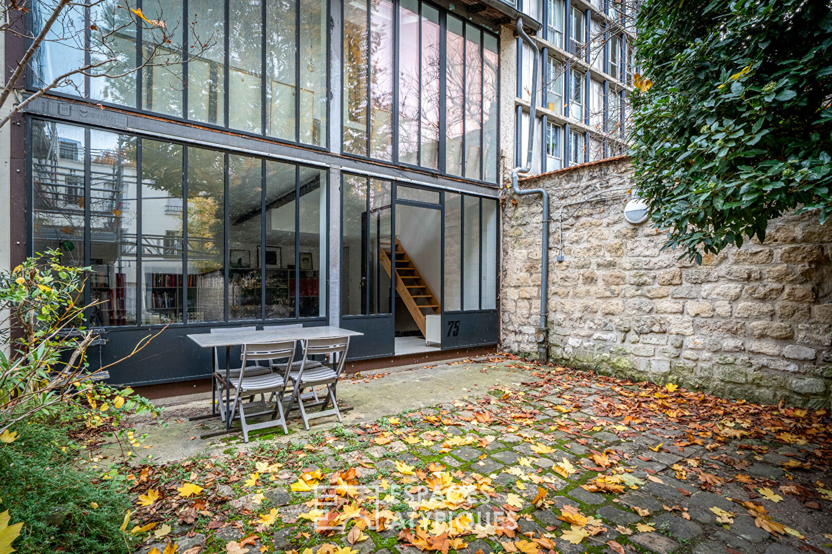 Architect-designed house at the back of the courtyard, with an artist’s studio feel