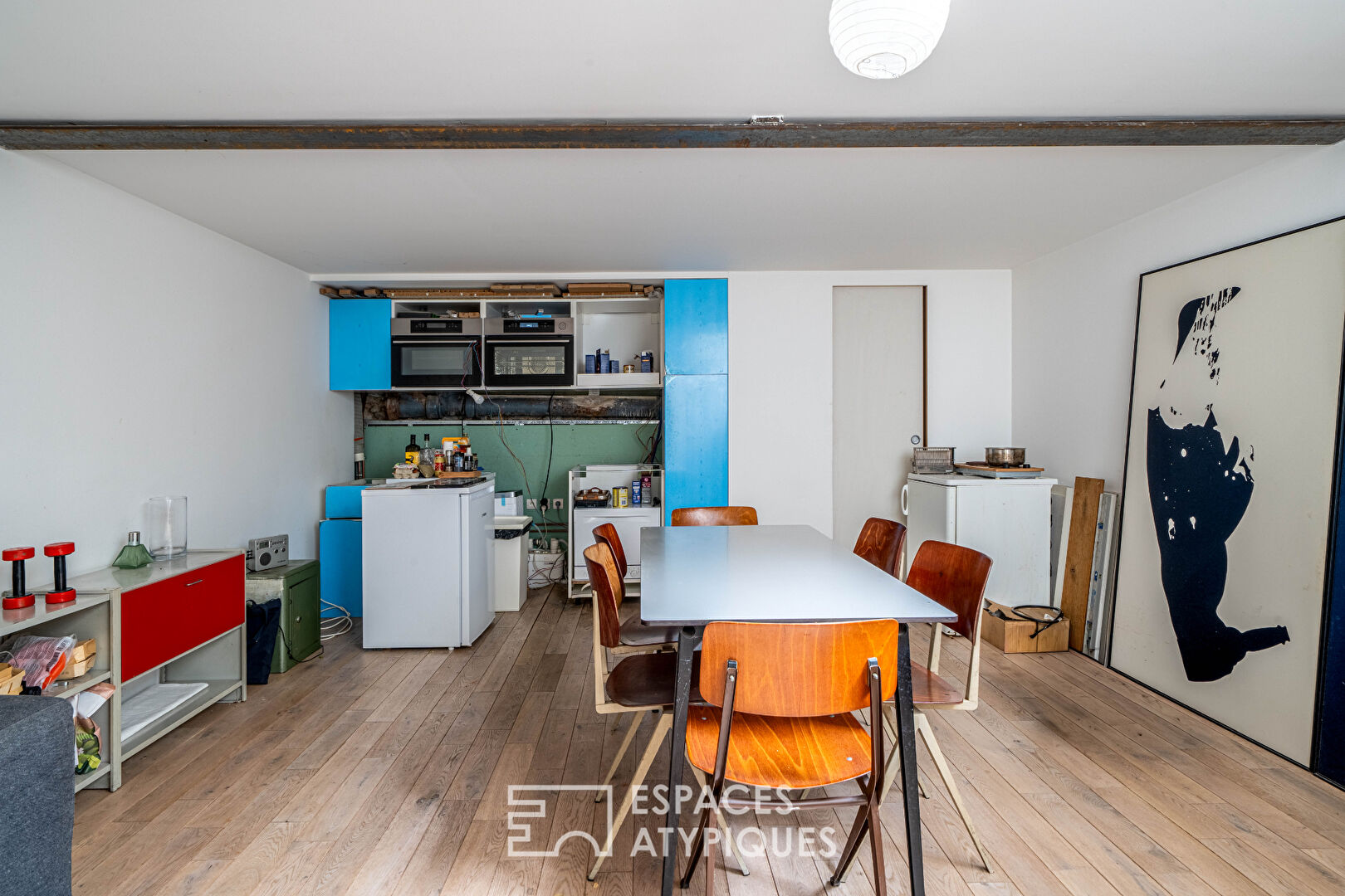 Architect-designed house at the back of the courtyard, with an artist’s studio feel