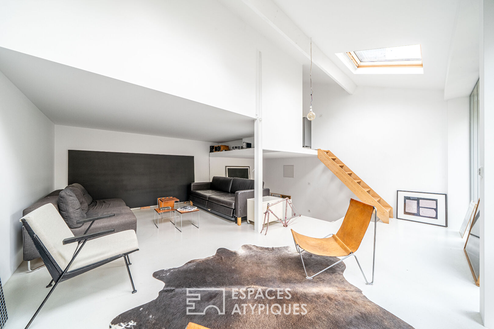 Architect-designed house at the back of the courtyard, with an artist’s studio feel