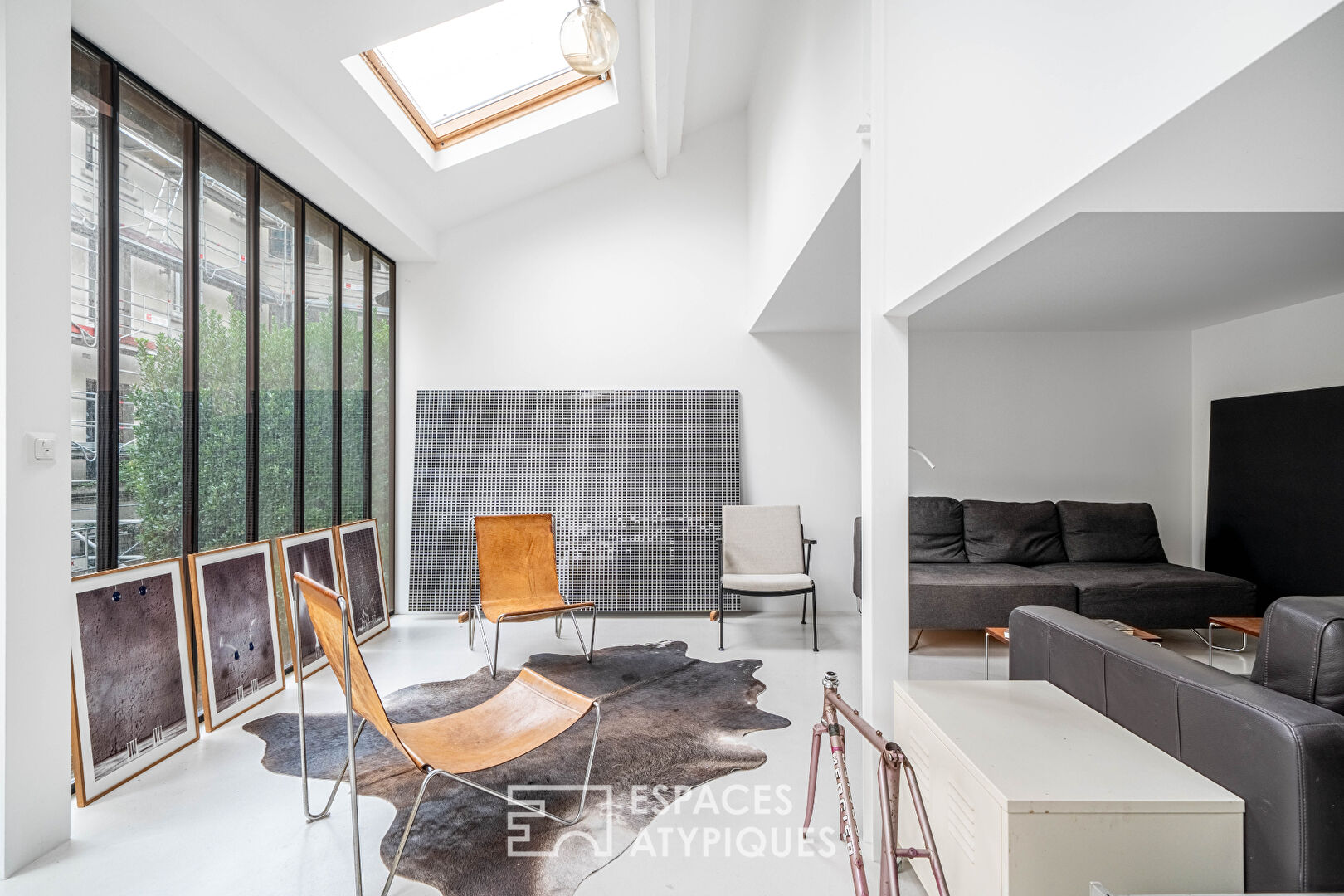 Architect-designed house at the back of the courtyard, with an artist’s studio feel