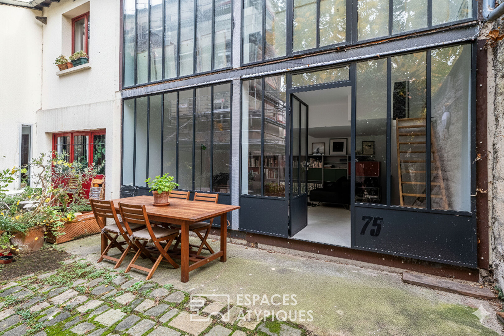 Architect-designed house at the back of the courtyard, with an artist’s studio feel