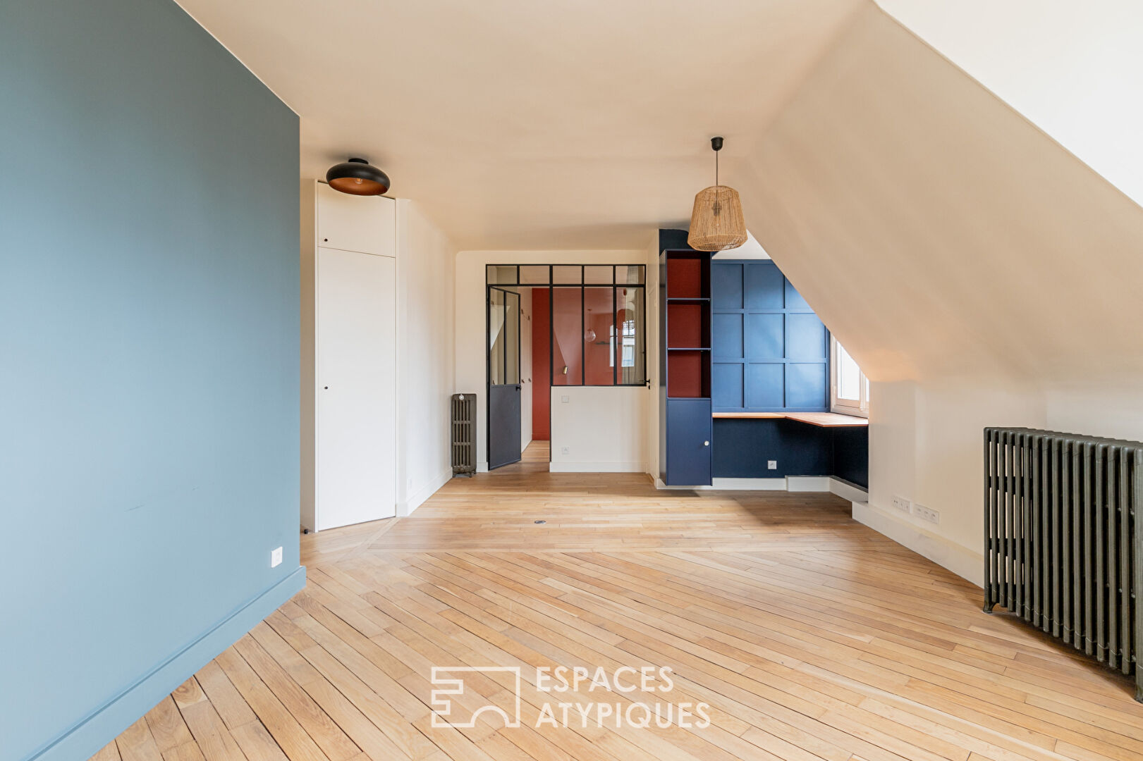Appartement au denier étage avec vue sur les toits de Paris, quartier Commerce