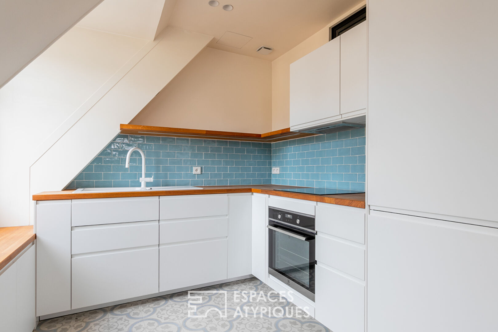 Appartement au denier étage avec vue sur les toits de Paris, quartier Commerce