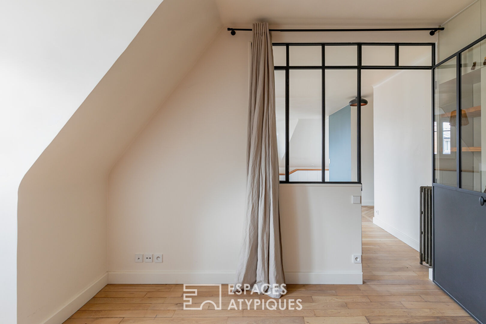 Appartement au denier étage avec vue sur les toits de Paris, quartier Commerce
