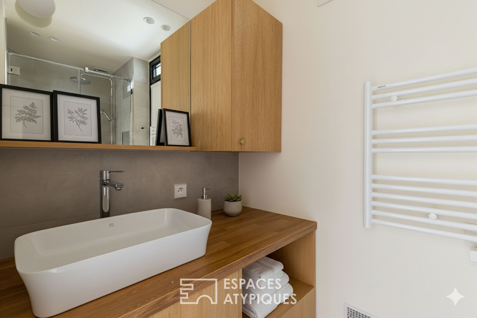 Appartement au denier étage avec vue sur les toits de Paris, quartier Commerce