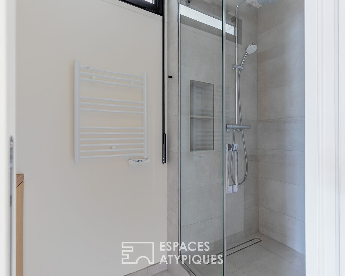 Appartement au denier étage avec vue sur les toits de Paris, quartier Commerce