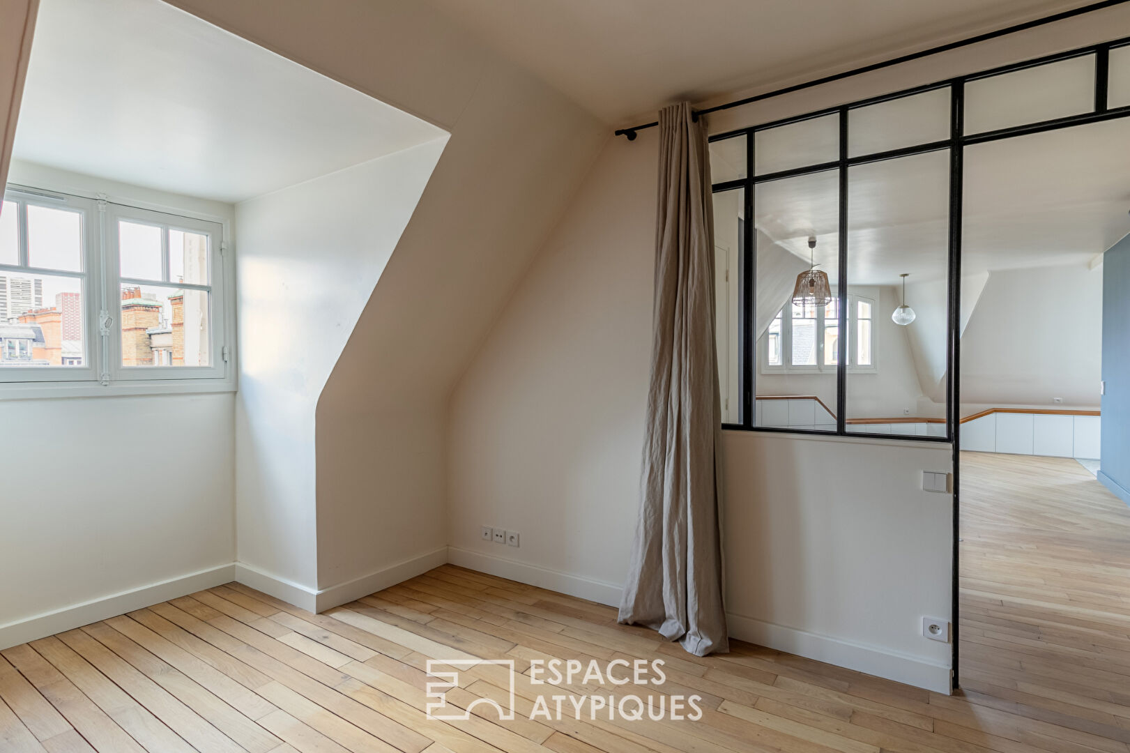 Appartement au denier étage avec vue sur les toits de Paris, quartier Commerce
