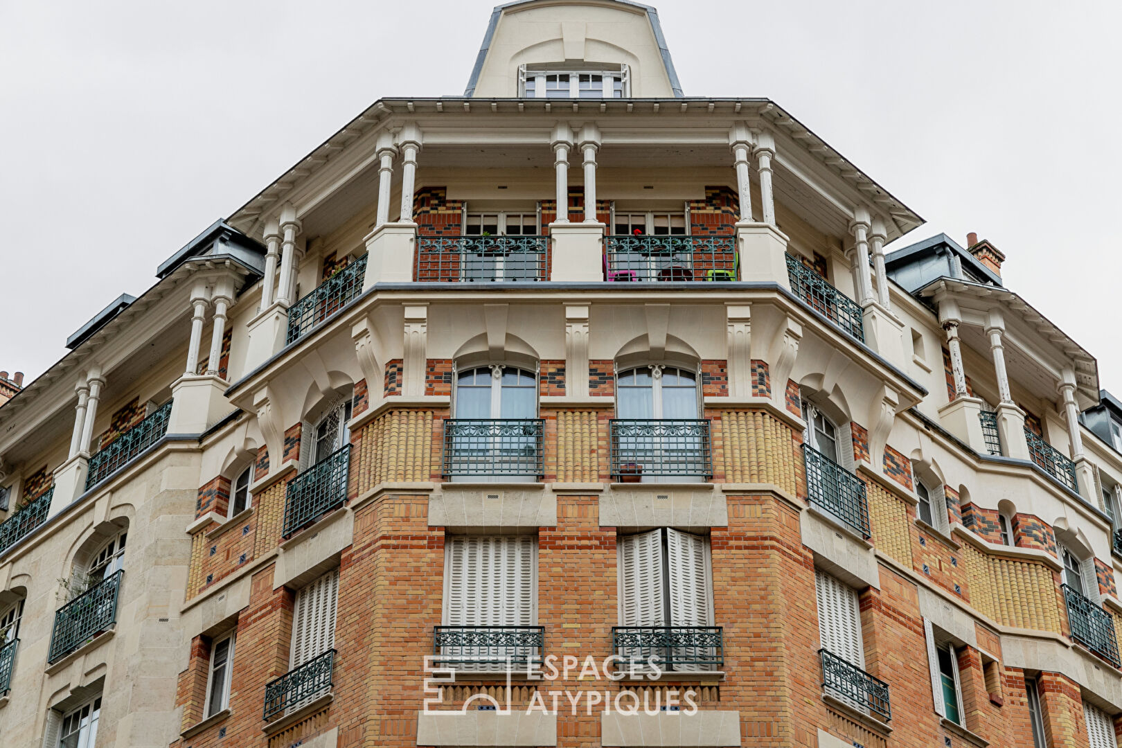 Appartement au denier étage avec vue sur les toits de Paris, quartier Commerce