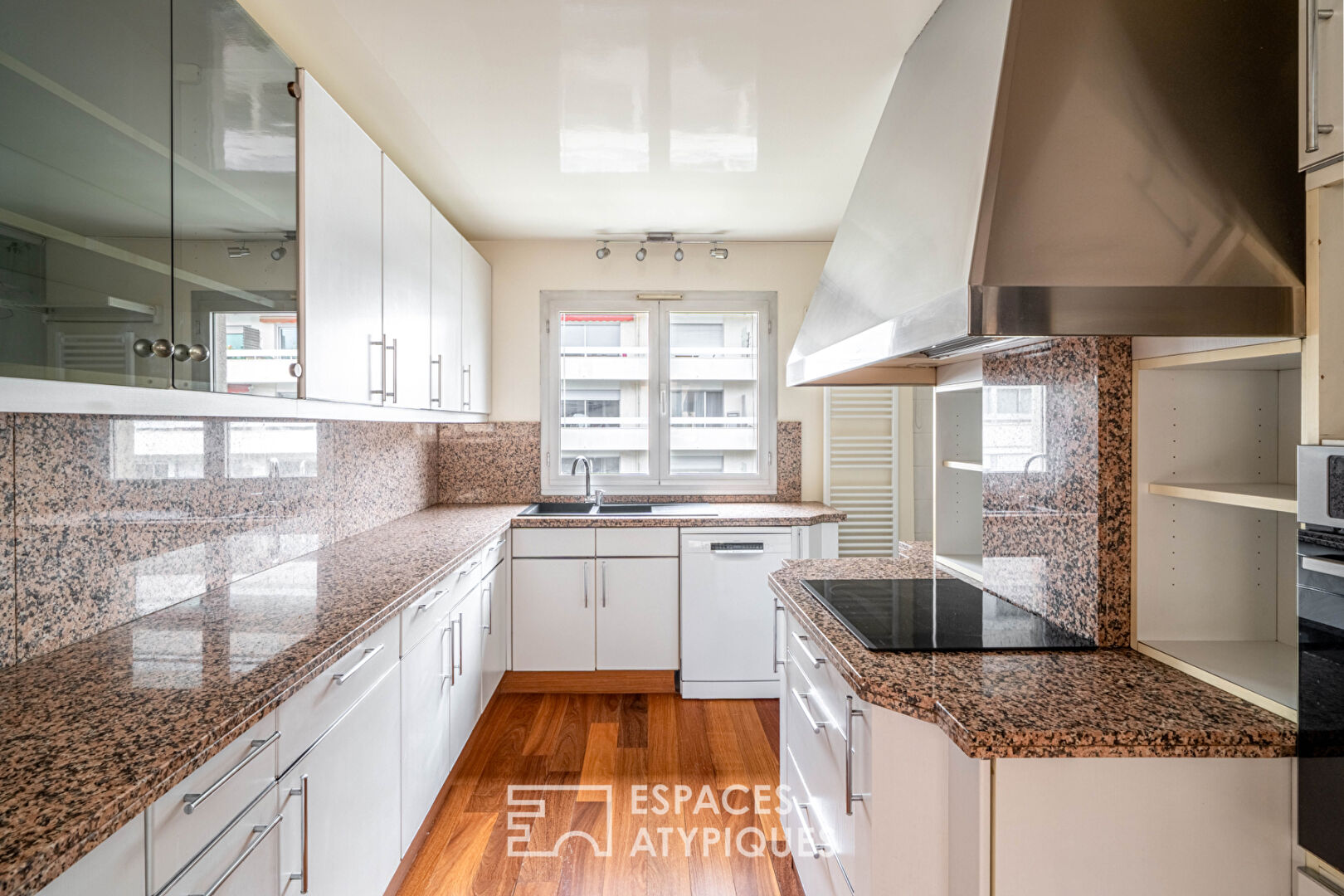 Atelier en dernier étage rue du Moulin Vert