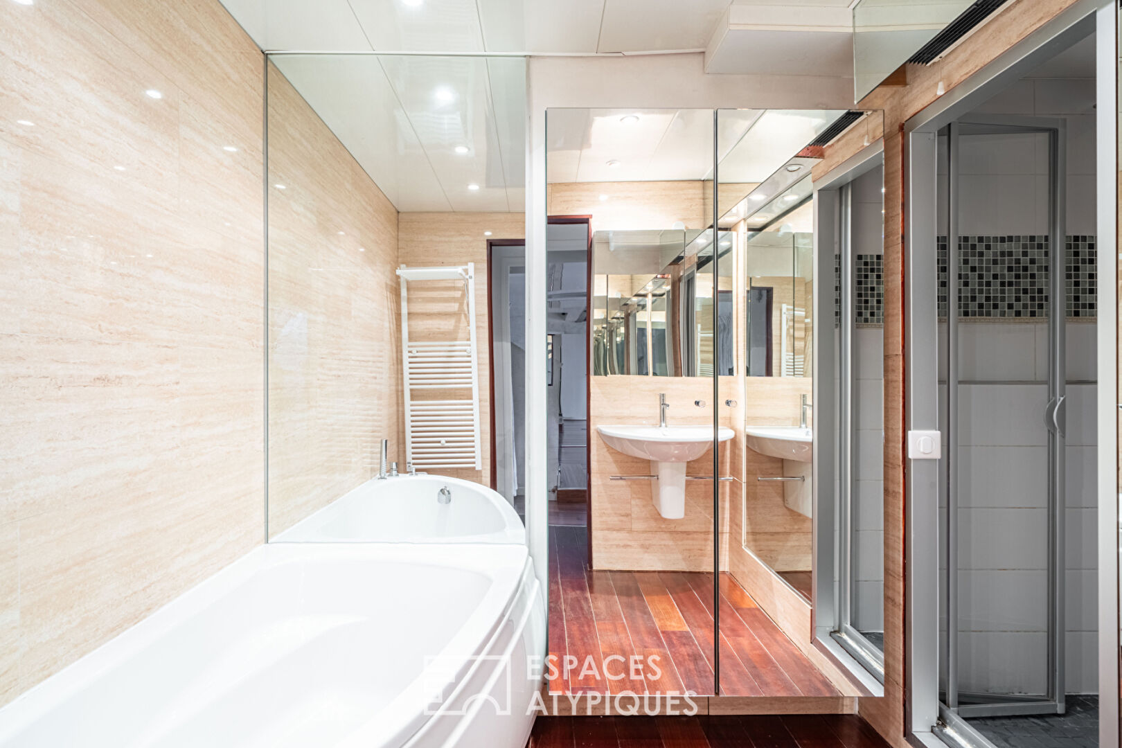 Atelier en dernier étage rue du Moulin Vert