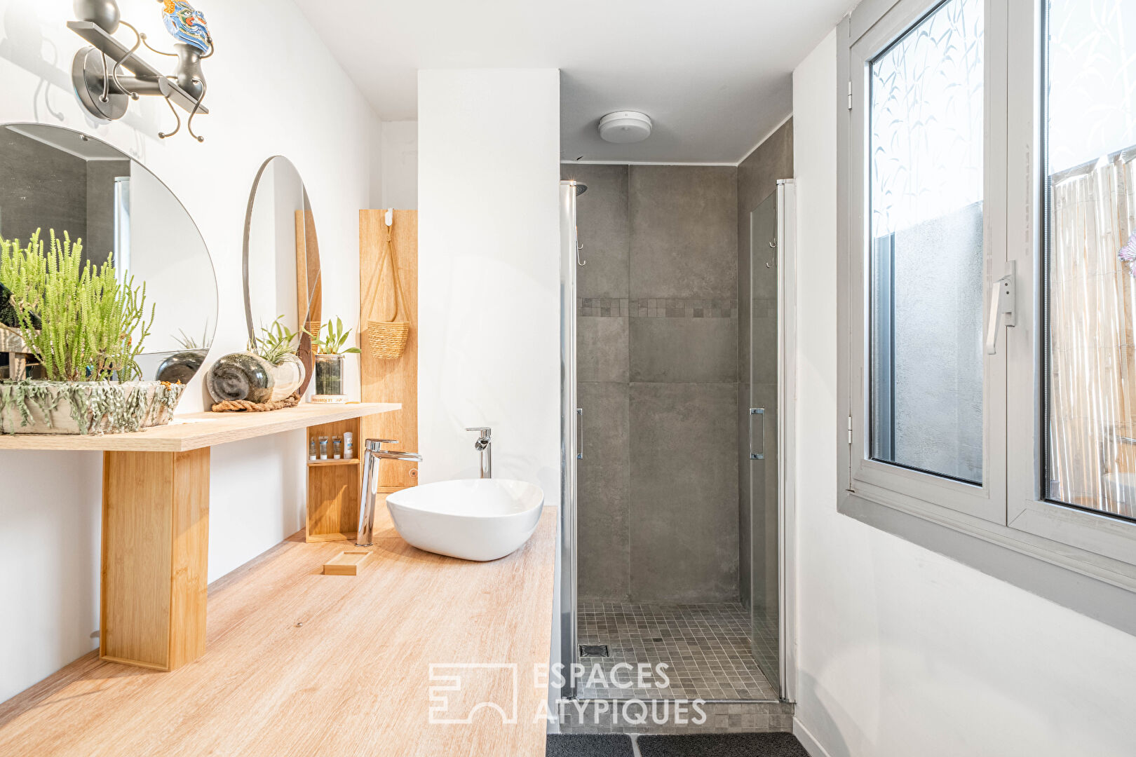 Duplex traversant au dernier étage avec terrasses dans le village Saint-Charles