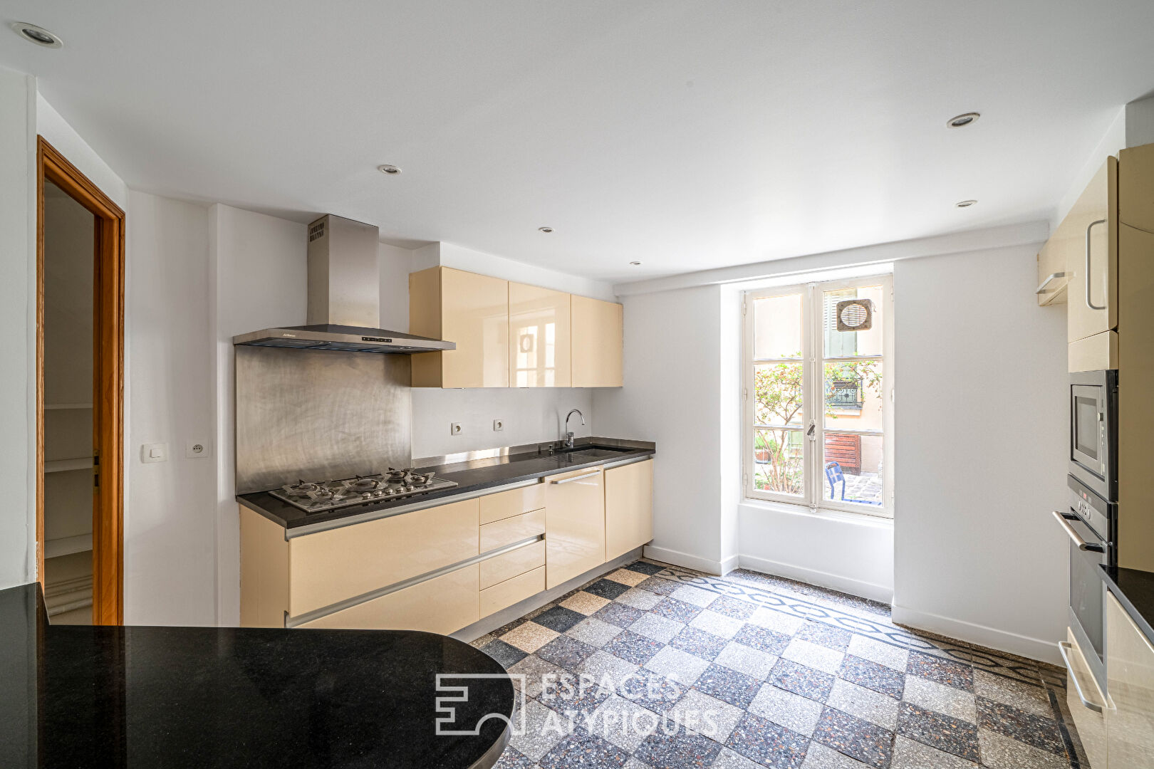 Maison-atelier avec cour intérieure, quartier Convention