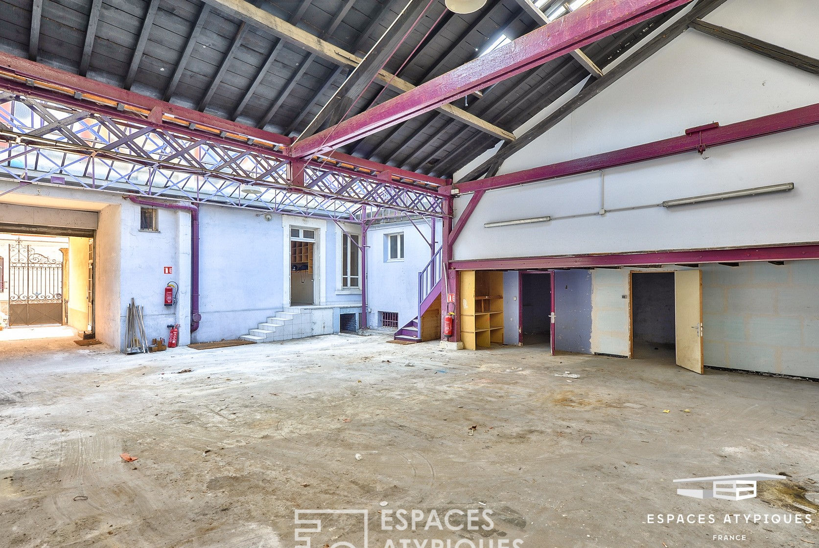 Bureaux avec atelier sous verrière à réhabiliter