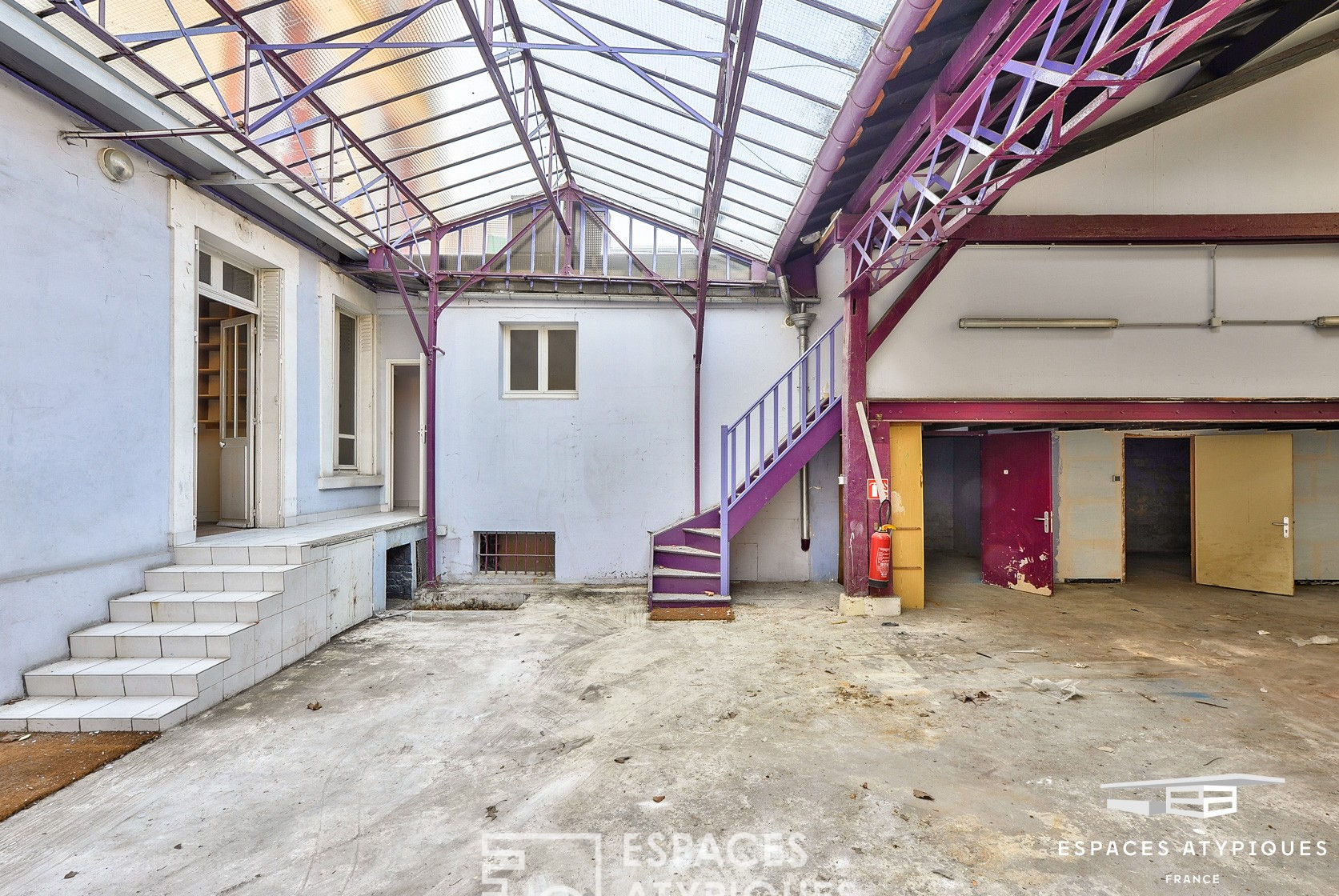 Bureaux avec atelier sous verrière à réhabiliter