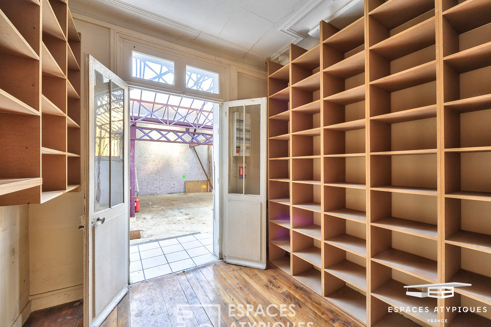 Bureaux avec atelier sous verrière à réhabiliter