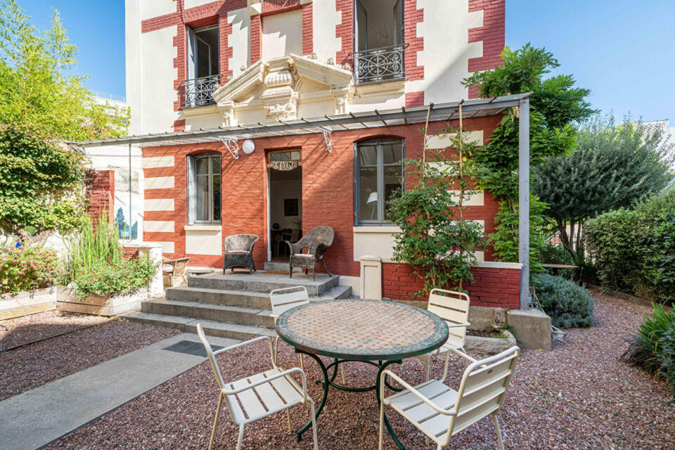 Maison avec jardin, garage et atelier