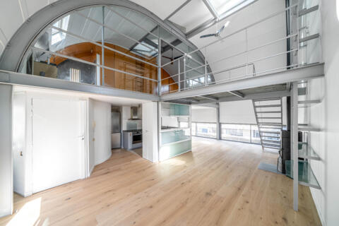 Loft en dernier étage sous une toiture spectaculaire