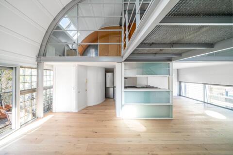 Loft en dernier étage sous une toiture spectaculaire