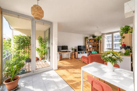Un appartement baigné de lumière face à la Coulée verte