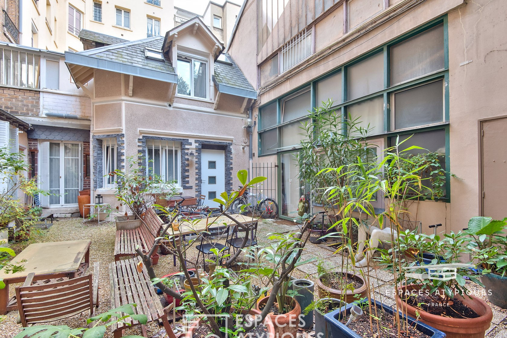 House in former telephone exchange of taxi