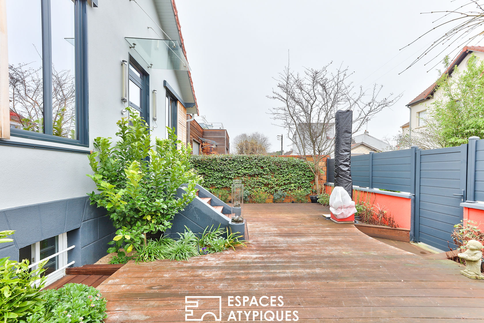 Maison de ville revisitée par architecte avec extension en bois sur pilotis