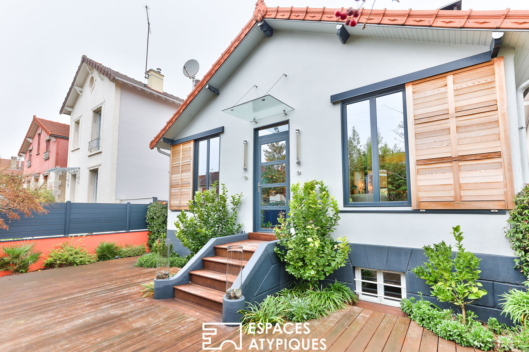 Maison de ville revisitée par architecte avec extension en bois sur pilotis