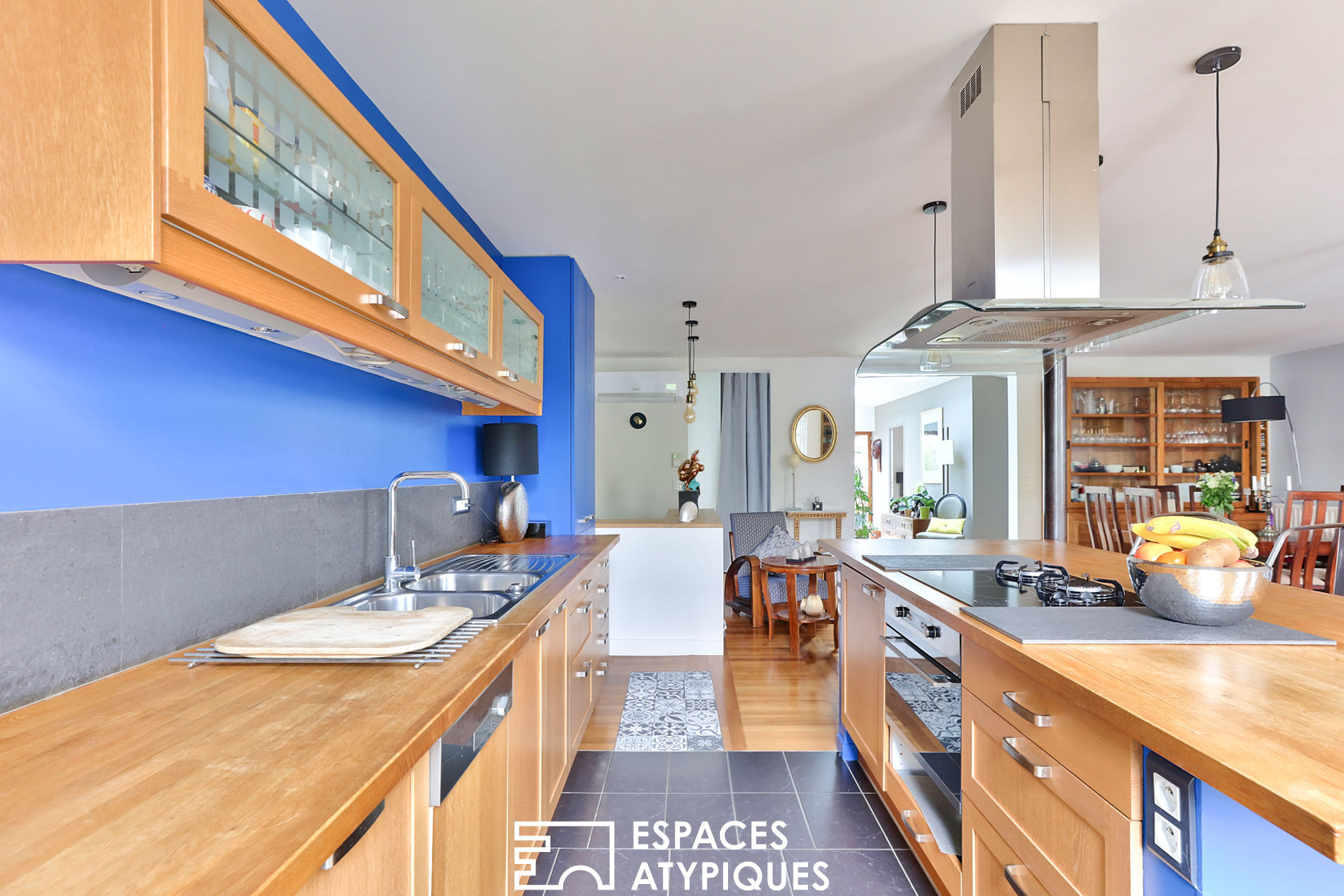 Maison de ville revisitée par architecte avec extension en bois sur pilotis