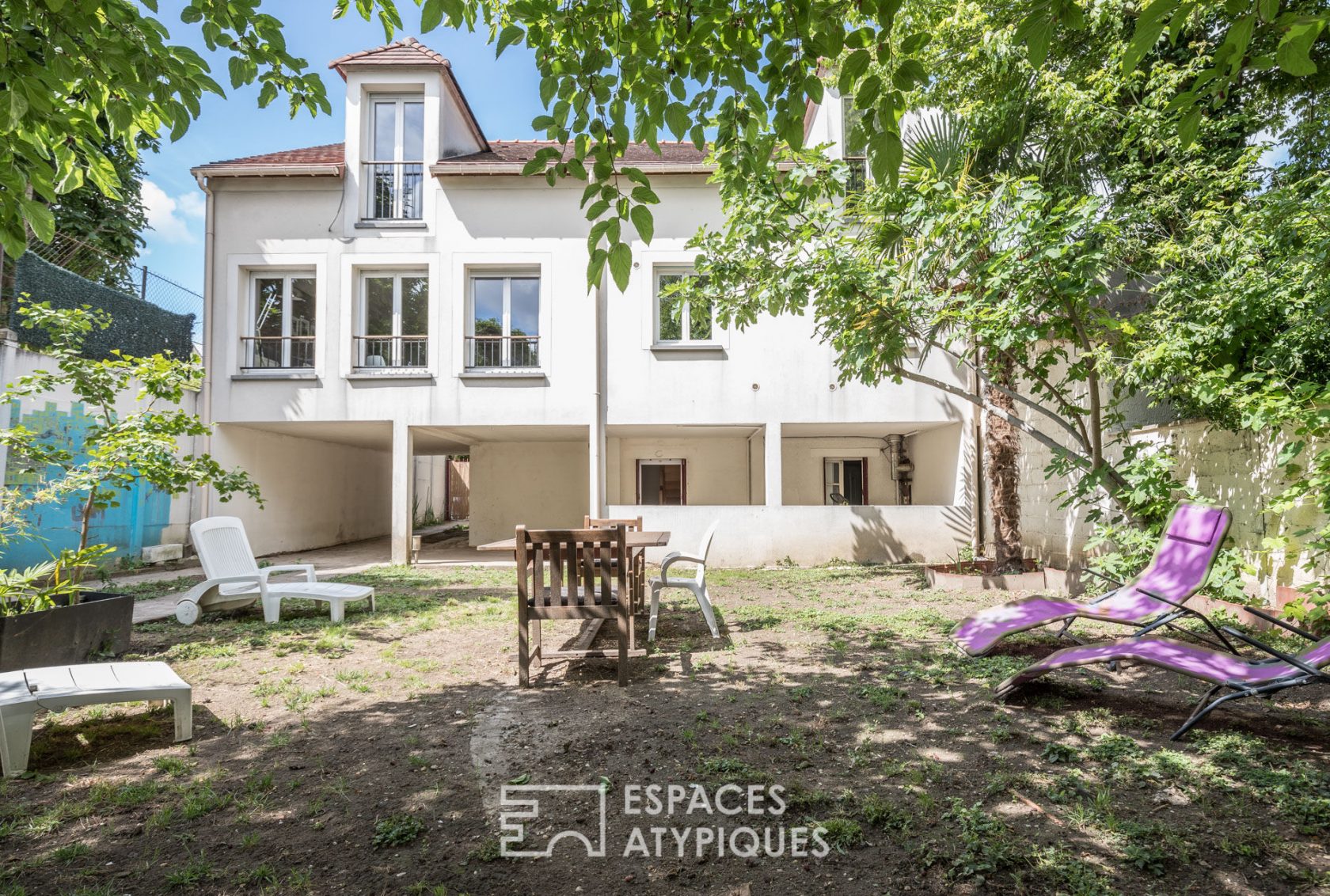 Townhouse with garden and outbuilding