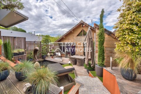 Maison avec extension en bois et jardin paysagé