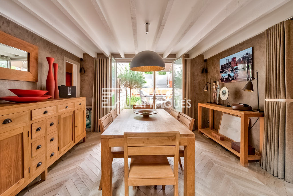 Maison avec extension en bois et jardin paysagé