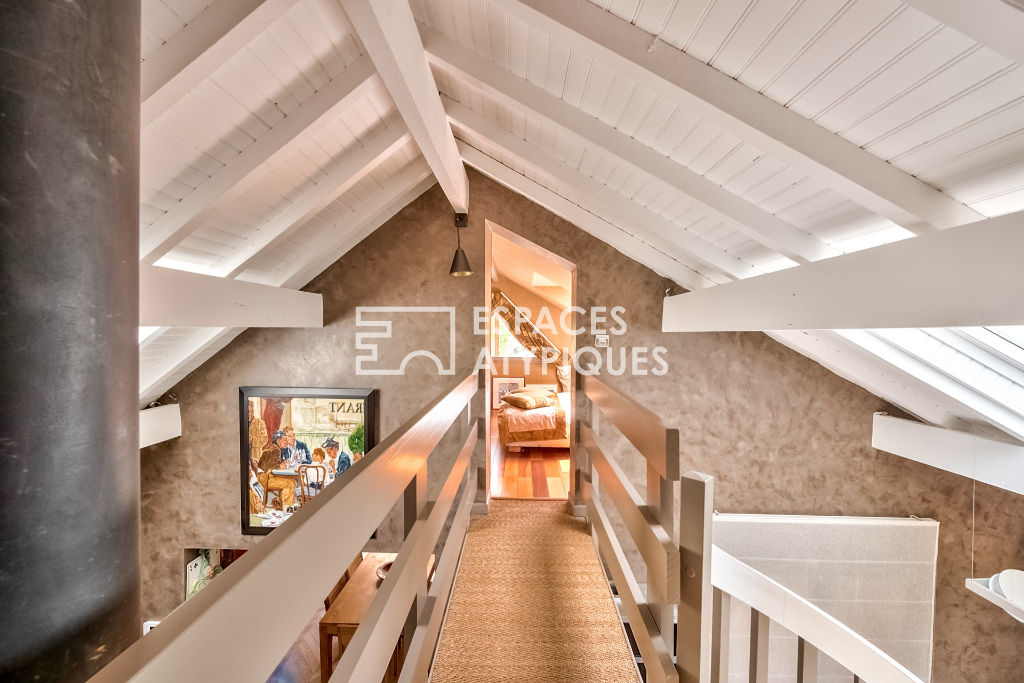 Maison avec extension en bois et jardin paysagé