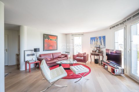 Duplex with open view of the Seine
