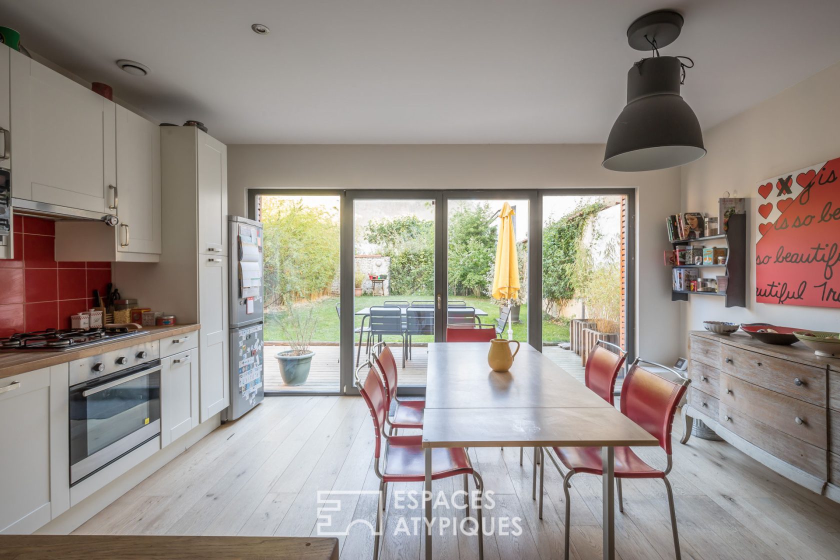 Maison avec terrasse et jardin revue par architecte