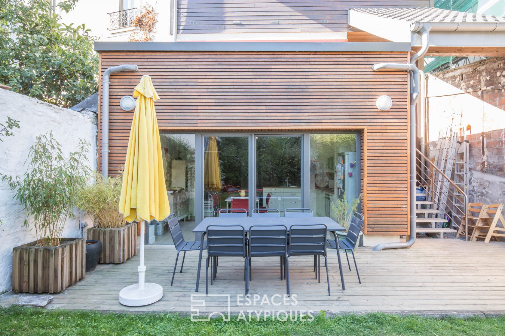 Maison avec terrasse et jardin revue par architecte