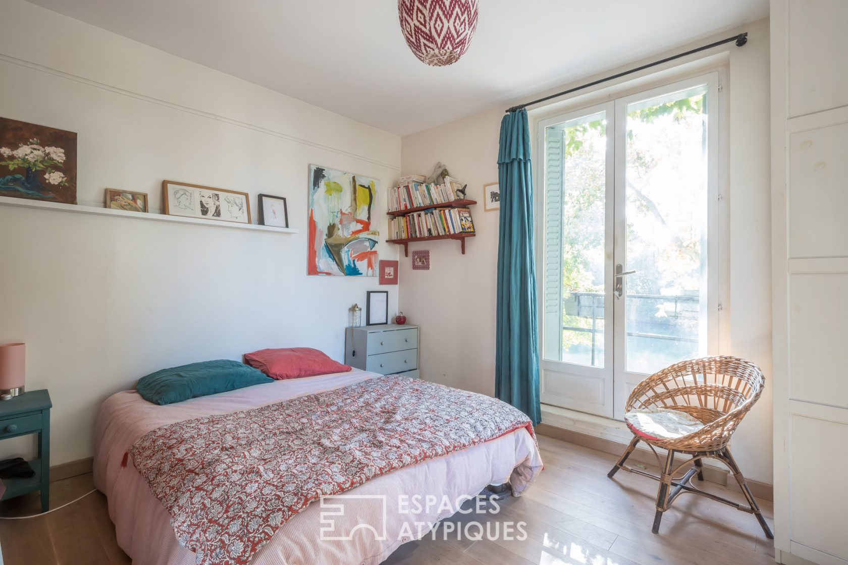 Bohemian chic longère on the banks of the Marne